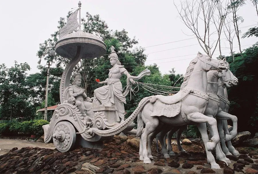 Bhagavad Gita Swami Vivekananda Yoga Research Foundation Statue